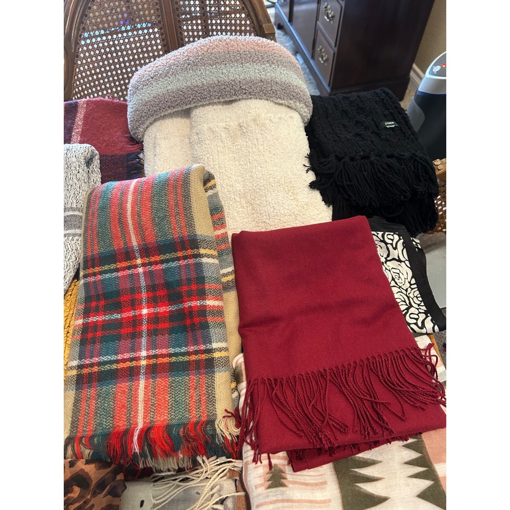 Bakers Dozen Scarves Wraps Sarongs 5lbs Wool Pashmina Mixed Patterns and Sizes - Picture 5 of 6